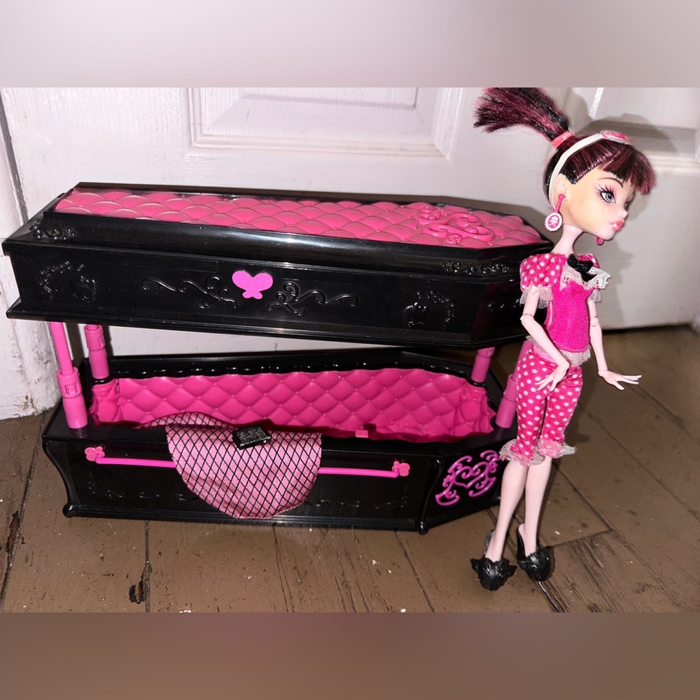Monster High DEAD TIRED Draculaura Doll + JEWELRY BOX Coffin Bed Furniture Set!